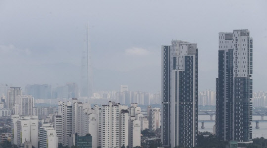 정부의 부동산 다중 규제로 서울 아파트 거래가 진정세로 돌아섰지만 드물게 매매되는 인기 아파트는 연신 최고가를 갈아치우고 있다. 사진은 서울 아파트 전경..<연합뉴스>